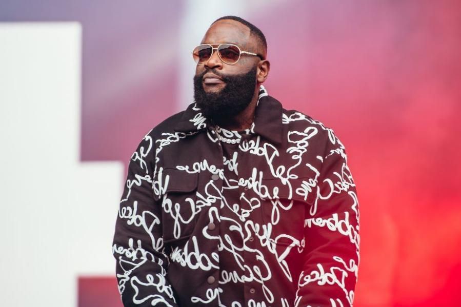 Rick Ross a offert à son fils adolescent un cafe Wingstop pour son anniversaire Rick Ross a offert à son fils adolescent un cafe Wingstop pour son anniversaire