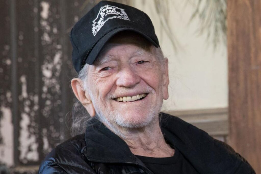 Willie Nelson a révélé qu’il avait commencé à boire et à fumer à l’âge de 6 ans