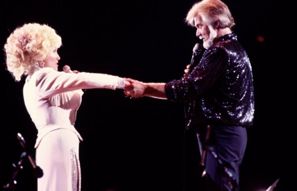 Kenny Rogers et Dolly Parton avaient une tension sexuelle difficile à nier, même pour son ex-femme Kenny Rogers et Dolly Parton avaient une tension sexuelle difficile à nier, même pour son ex-femme
