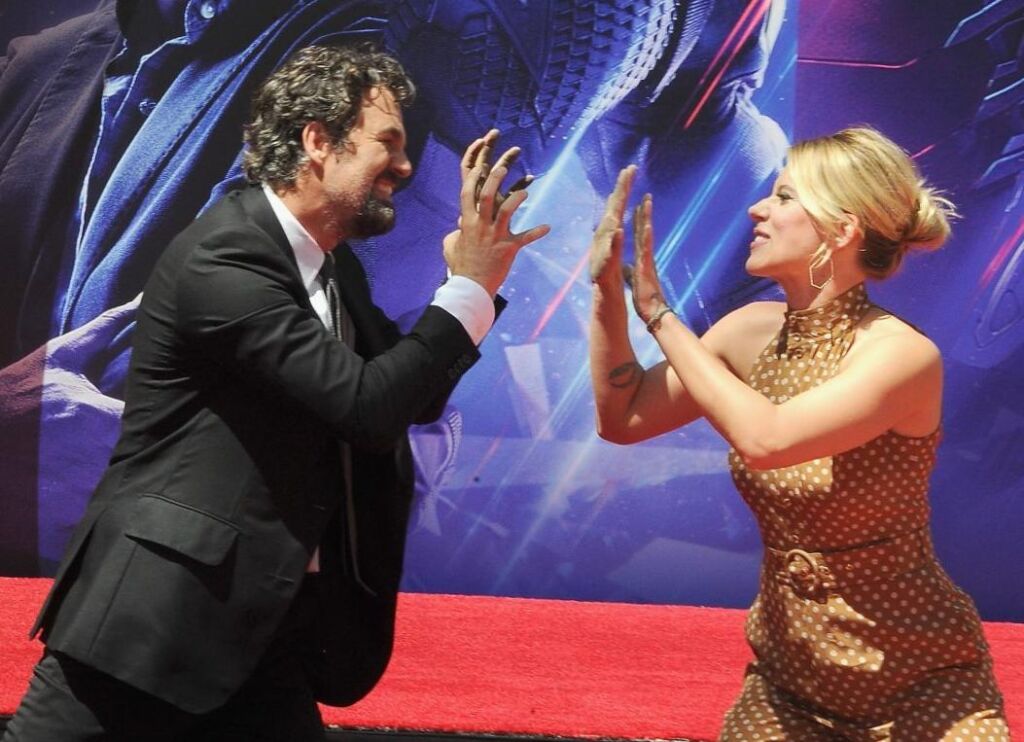 Scarlett Johansson et Mark Ruffalo partagent en fait le même anniversaire Scarlett Johansson et Mark Ruffalo partagent en fait le même anniversaire