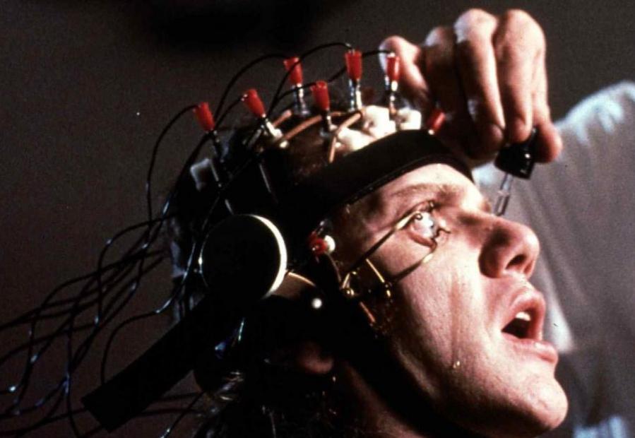 Malcolm McDowell s’est coupé la cornée et est devenu temporairement aveugle pendant le tournage de la scène « horriblement douloureuse » de la pince oculaire