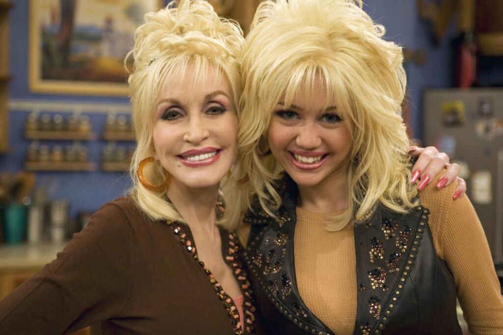 Miley Cyrus souhaite un joyeux anniversaire à sa marraine Dolly Parton avec un clip hilarant de « Hannah Montana »