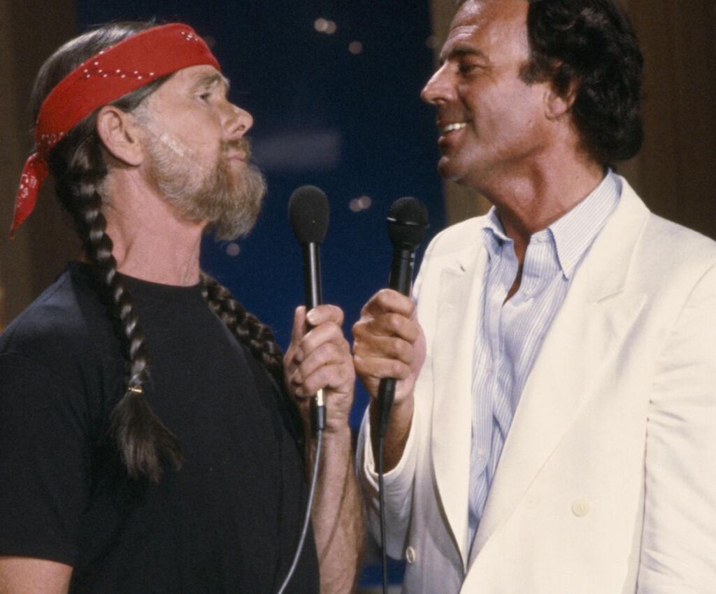Johnny Carson s’est fait passer pour Willie Nelson avec Julio Iglesias pour un clin d’œil hilarant aux anciennes flammes Johnny Carson s’est fait passer pour Willie Nelson avec Julio Iglesias pour un clin d’œil hilarant aux anciennes flammes