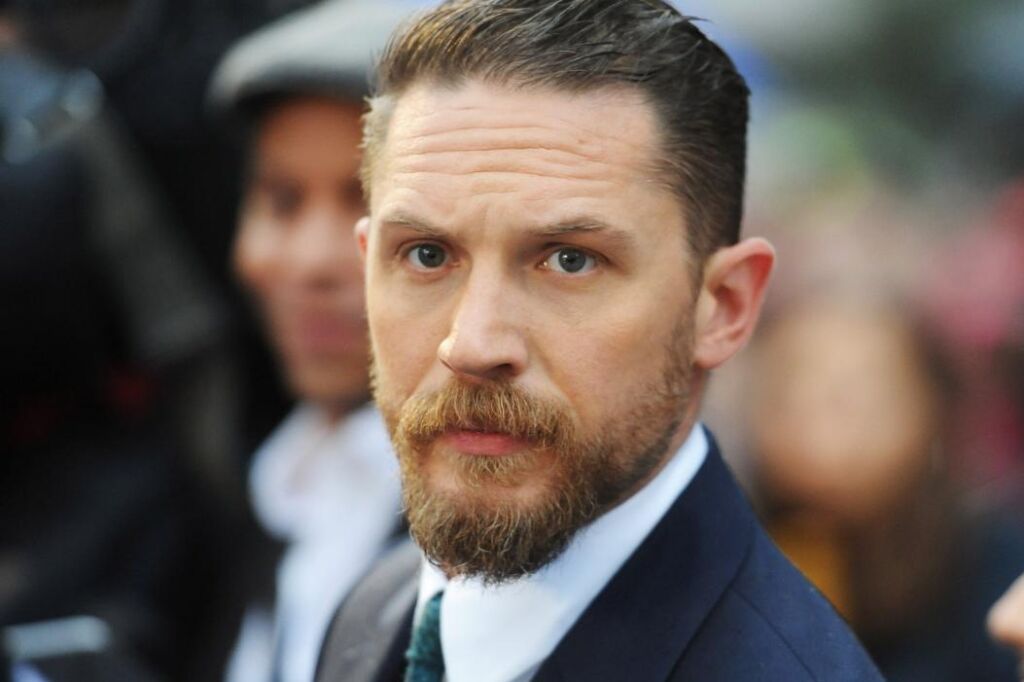 Tom Hardy accuse son « régime pizza » d’avoir l’air « légèrement porcin » dans l’un de ses rôles les moreover infâmes