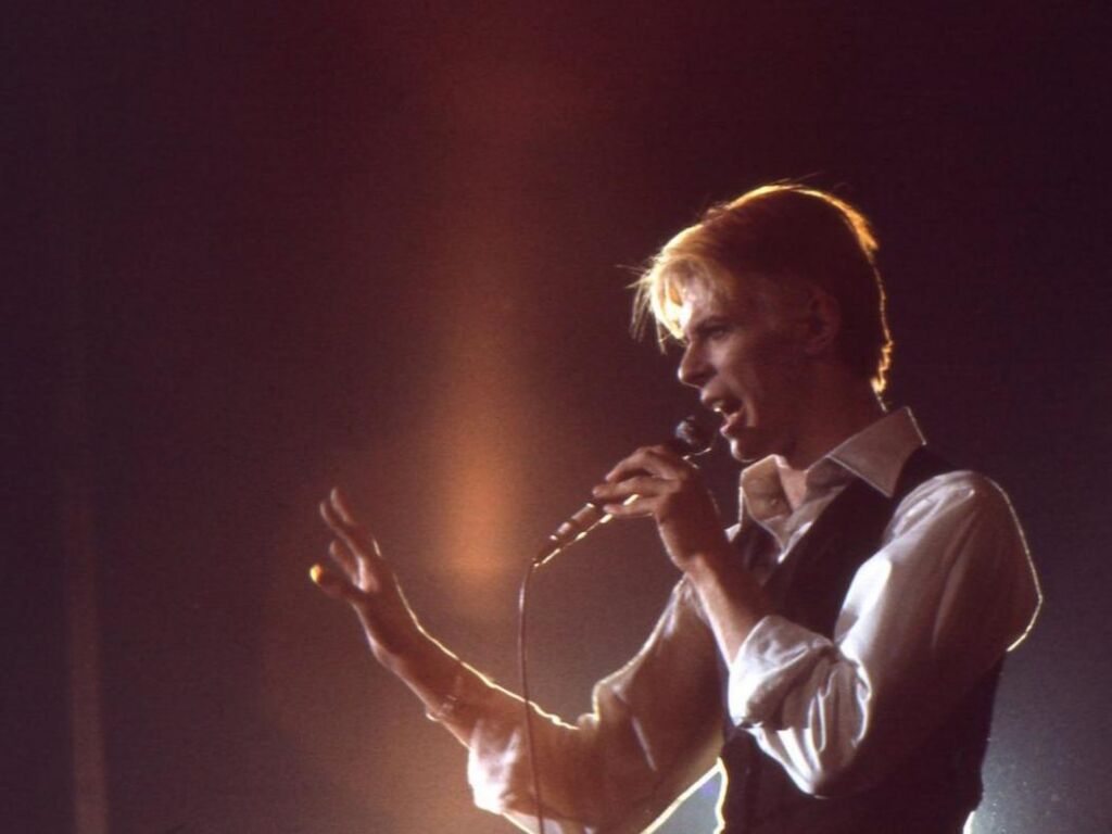 David Bowie a déclaré qu’Andy Warhol était un « homme extraordinaire et hypnotique » qui l’a influencé « indirectement »
