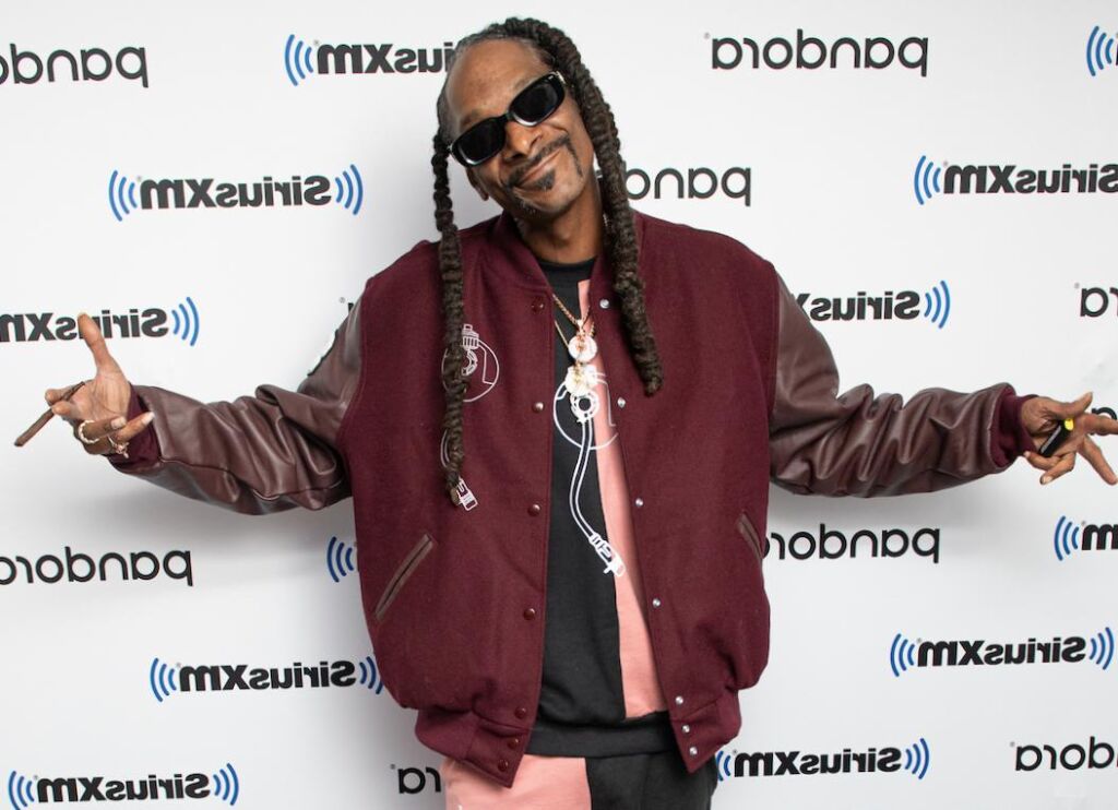 Le rouleau émoussé professionnel de Snoop Dogg gagne 50 000 $ par an (in addition des avantages) pour rouler les joints parfaits Le rouleau émoussé professionnel de Snoop Dogg gagne 50 000 $ par an (in addition des avantages) pour rouler les joints parfaits
