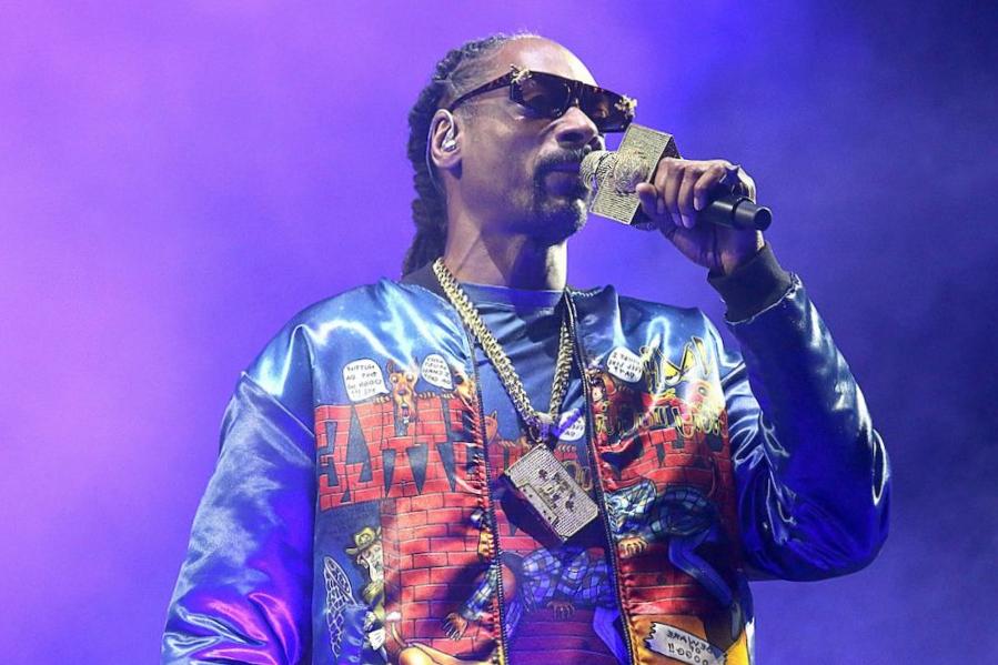 Snoop Dogg a gagné de l’argent au fil des ans avec d’autres entreprises commerciales en dehors de la musique Snoop Dogg a gagné de l’argent au fil des ans avec d’autres entreprises commerciales en dehors de la musique