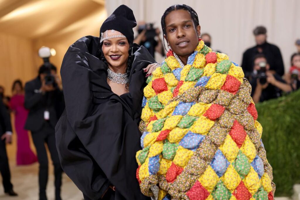 Les fans pensent que Rihanna a laissé tomber des indices qu’elle avait des jumeaux avec A$AP Rocky après la révélation de sa grossesse