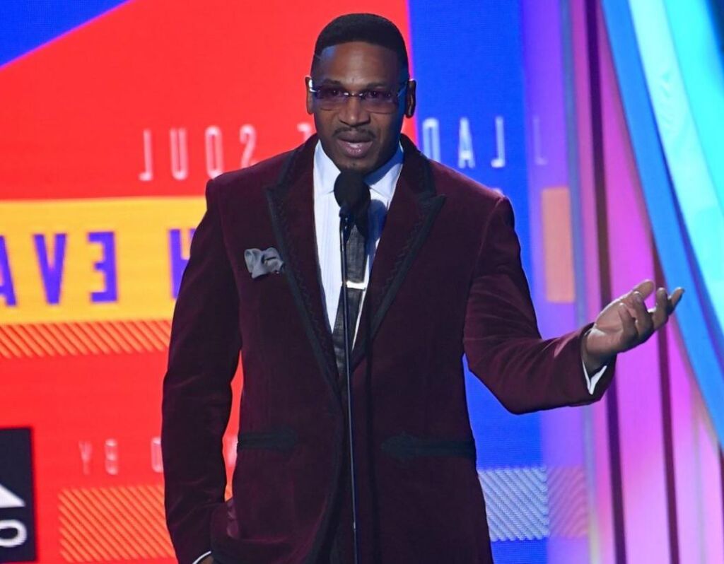 Stevie J aurait participé à un acte intime lors d’une interview en direct