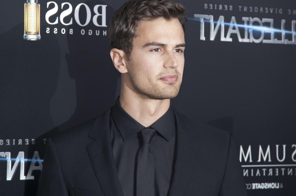 Theo James a causé 25 points de suture à sa co-star « divergente »