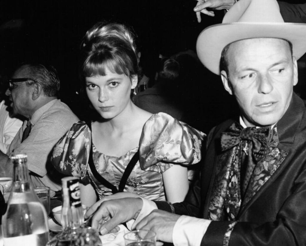 Mia Farrow a refusé de prendre de l’argent à Frank Sinatra après leur divorce Mia Farrow a refusé de prendre de l’argent à Frank Sinatra après leur divorce