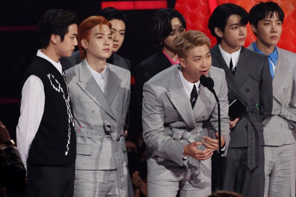 RM de BTS dit qu’il écoute « toujours » « Rain on Me » de Lady Gaga avec Ariana Grande RM de BTS dit qu’il écoute « toujours » « Rain on Me » de Lady Gaga avec Ariana Grande