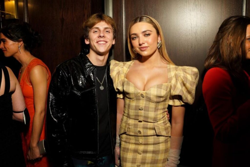 Jacob Bertrand complote les rumeurs de relations avec Peyton List Jacob Bertrand complote les rumeurs de relations avec Peyton List