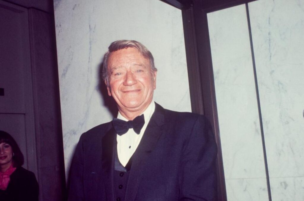 John Wayne a plaisanté en disant qu’il frapperait quiconque ne chante pas aux Oscars de 1973