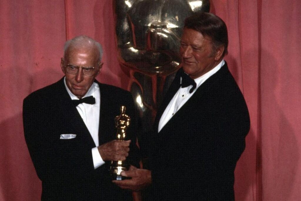 John Wayne a révélé une fois ce qui fait que la haine d’un acteur pour un réalisateur se transforme en amour aux Oscars de 1975