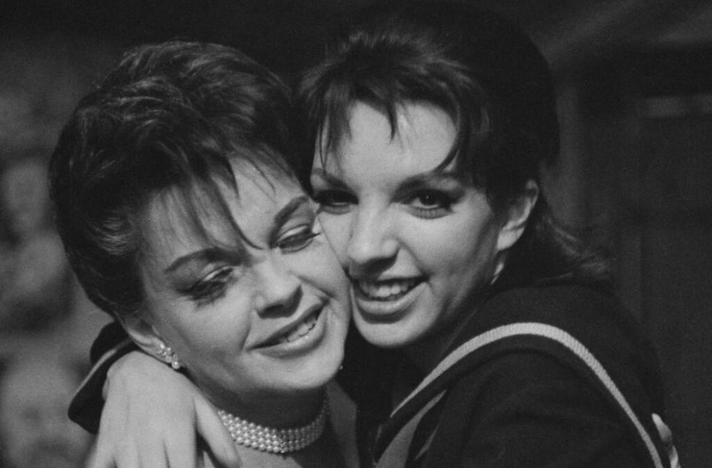 Liza Minnelli l’a pris comme un « grand compliment » quand maman Judy Garland était jalouse d’elle Liza Minnelli l’a pris comme un « grand compliment » quand maman Judy Garland était jalouse d’elle