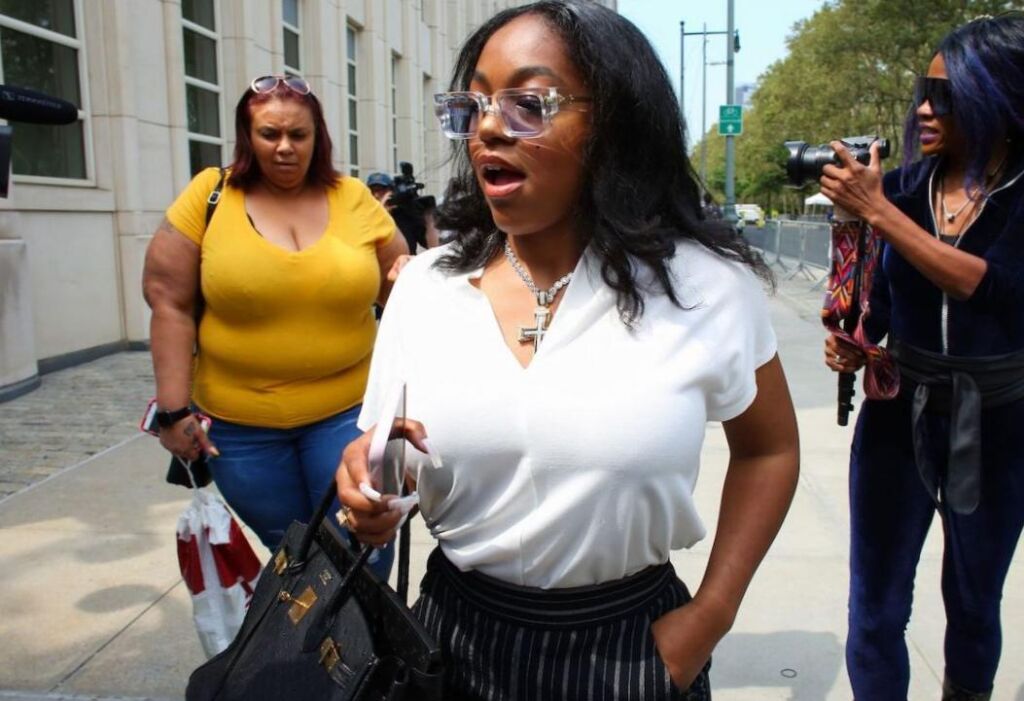 L’ex-petite amie de R. Kelly, Azriel Clary, explique pourquoi elle était « agressive » lors de sa première interview avec Gayle King L’ex-petite amie de R. Kelly, Azriel Clary, explique pourquoi elle était « agressive » lors de sa première interview avec Gayle King