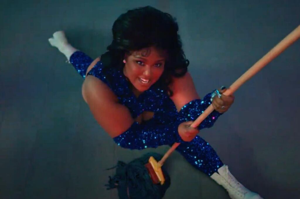 Regardez la vidéo de Lizzo pour la nouvelle chanson « About Damn Time » Regardez la vidéo de Lizzo pour la nouvelle chanson « About Damn Time »