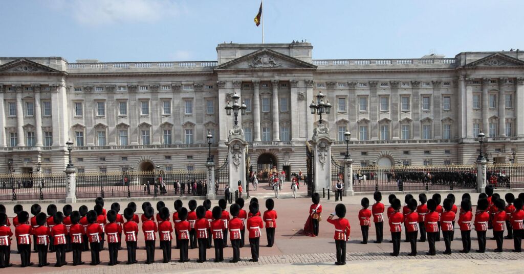 À l’intérieur des progrès de la rénovation du palais de Buckingham de 500 millions de dollars par la famille royale À l’intérieur des progrès de la rénovation du palais de Buckingham de 500 millions de dollars par la famille royale