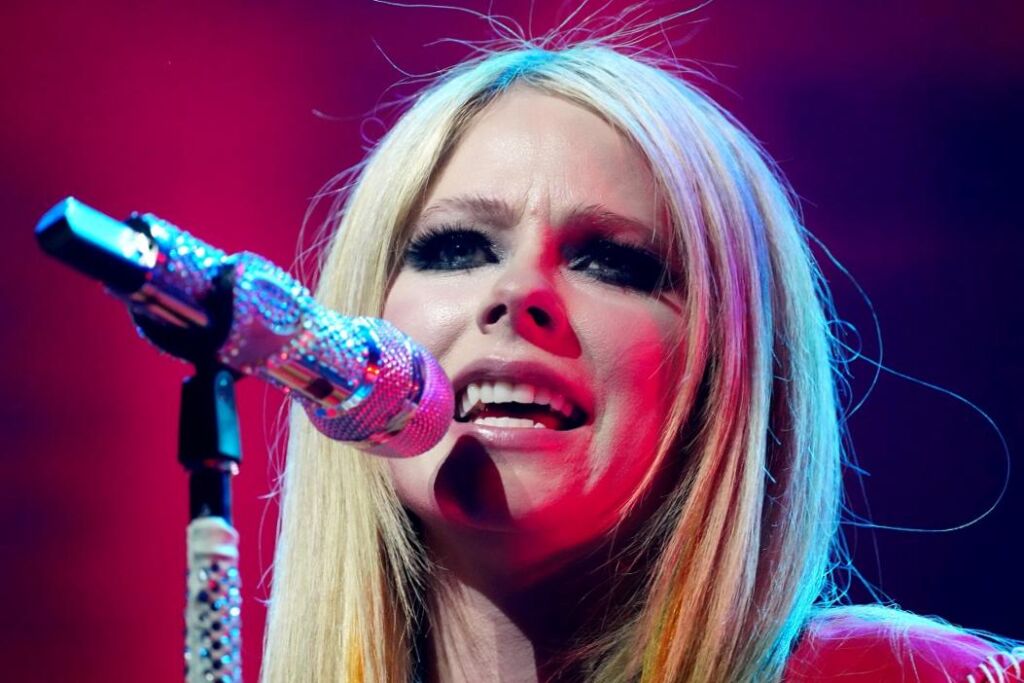 Avril Lavigne dit que « Bite Me » est « une chanson d’autonomisation des femmes »