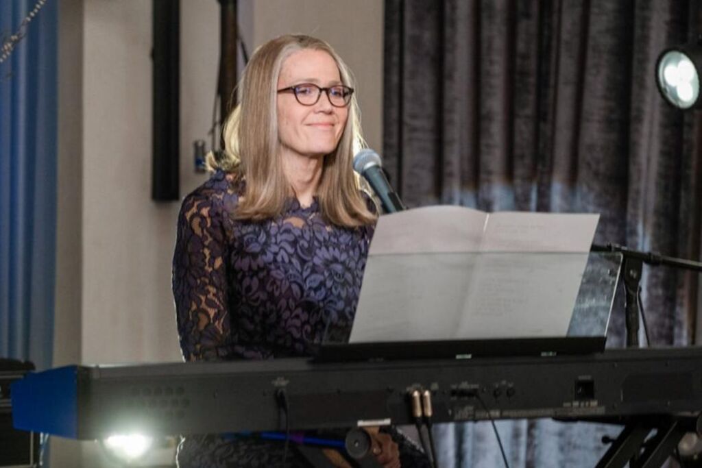 Disséquer la chanson de Rebecca, « The Forever Now » Disséquer la chanson de Rebecca, « The Forever Now »