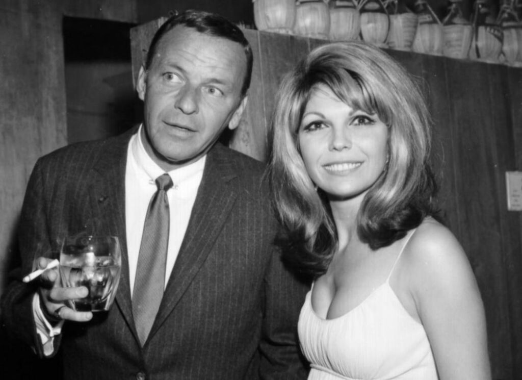 Frank Sinatra a donné des conseils lucratifs à sa fille lorsqu’elle a posé pour Playboy Frank Sinatra a donné des conseils lucratifs à sa fille lorsqu’elle a posé pour Playboy