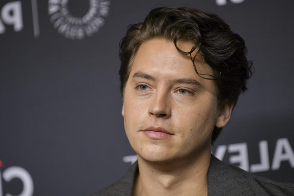 Cole Sprouse dit que l’embauche d’acteurs jumeaux identiques est une « échappatoire économique » Cole Sprouse dit que l’embauche d’acteurs jumeaux identiques est une « échappatoire économique »