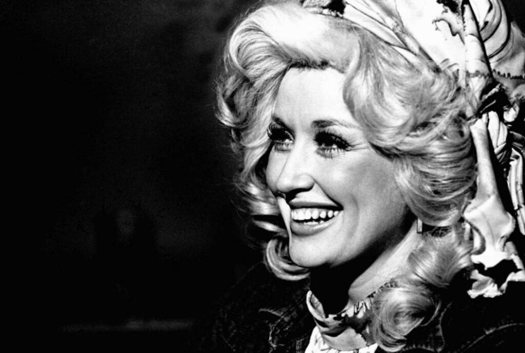 Dolly Parton a dit une fois que son mari était « insensé » pour jaillir à son sujet