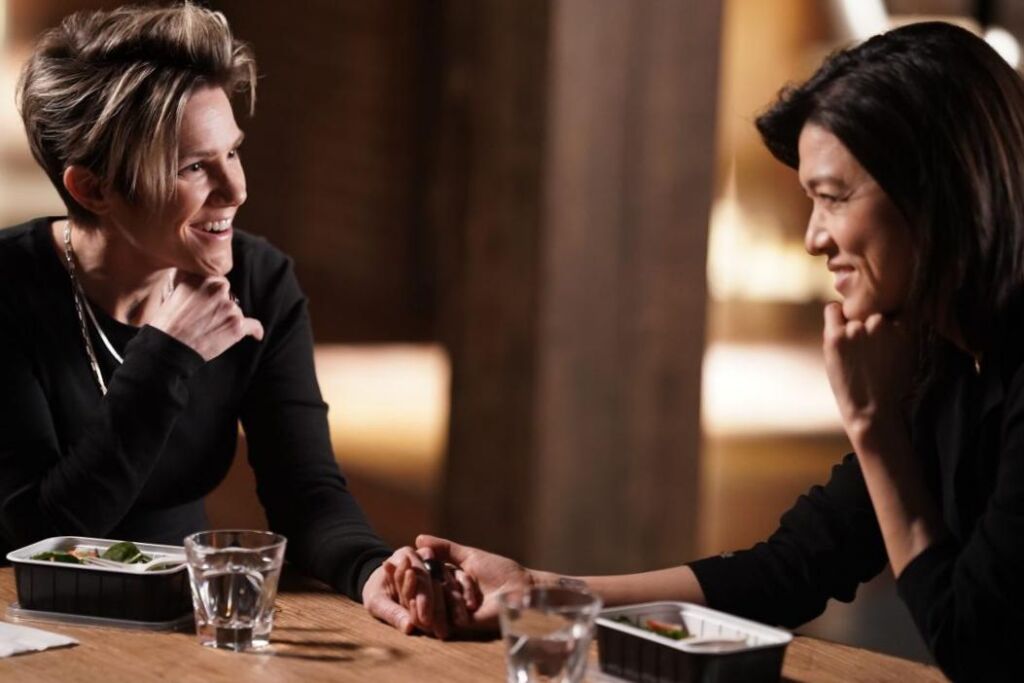 « A Million Little Things » Grace Park et Cameron Esposito parlent du voyage de Greta et Katherine dans la saison 4