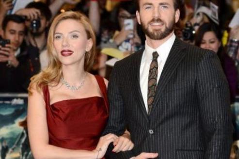 Scarlett Johansson explique pourquoi elle et Chris Evans ont une si bonne chimie à l’écran