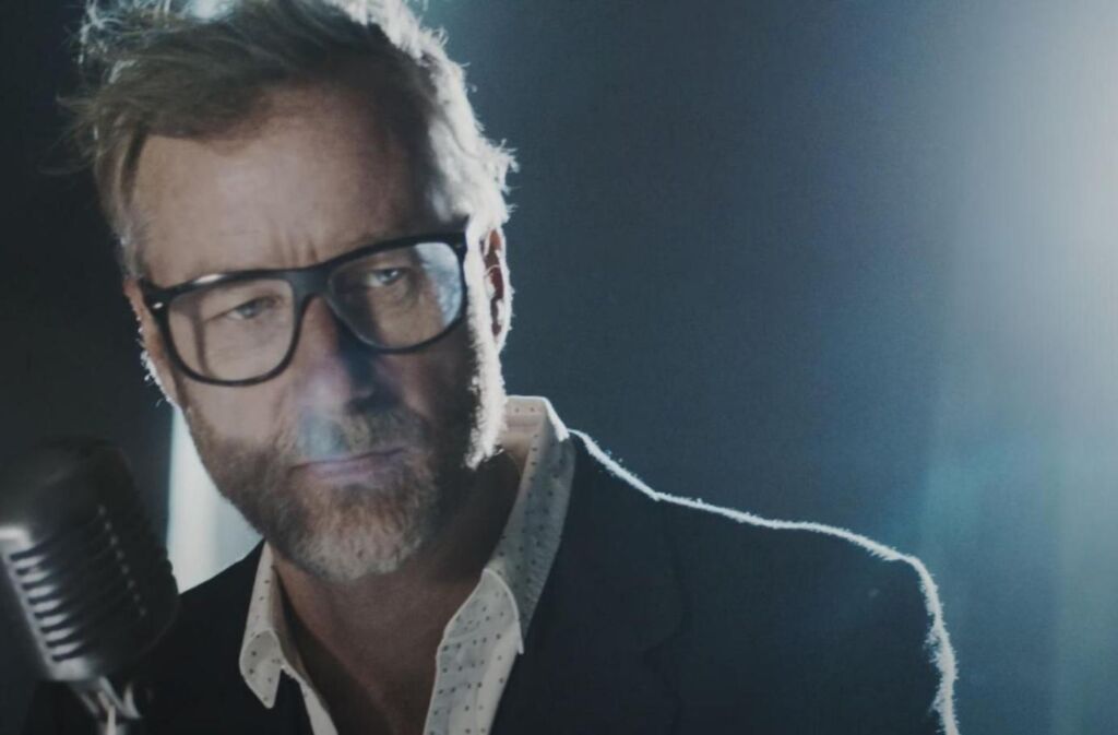 Regardez la nouvelle vidéo « One More Second » de Matt Berninger