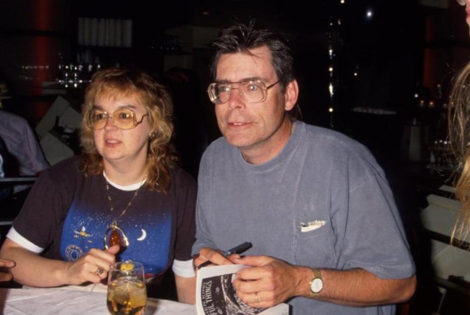 Tabitha King a dit à Stephen King de « sortir l’enfer de la maison » à moins qu’il ne devienne sobre Tabitha King a dit à Stephen King de « sortir l’enfer de la maison » à moins qu’il ne devienne sobre