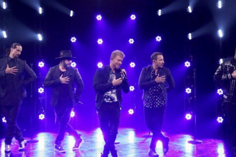 Ce Backstreet Boy vient de rejoindre le Parler d’application de médias sociaux controversé Sa femme a des antécédents de commentaires racistes et homophobes Ce Backstreet Boy vient de rejoindre le Parler d’application de médias sociaux controversé Sa femme a des antécédents de commentaires racistes et homophobes
