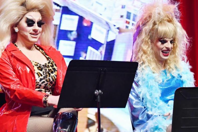 Trixie Mattel et Katya Zamolodchikova, anciens concurrents de RuPaul’s Drag Race, lancent leur podcast « UNHhhh »