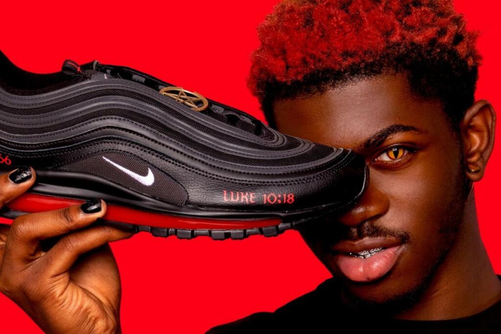 Lil Nas X publie des Nikes non officielles « Satan » avec du vrai sang humain