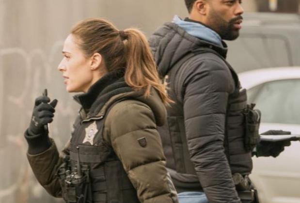 Récapitulatif de «Chicago P. D. » : Saison 8, épisode 15 – Burgess attaqué