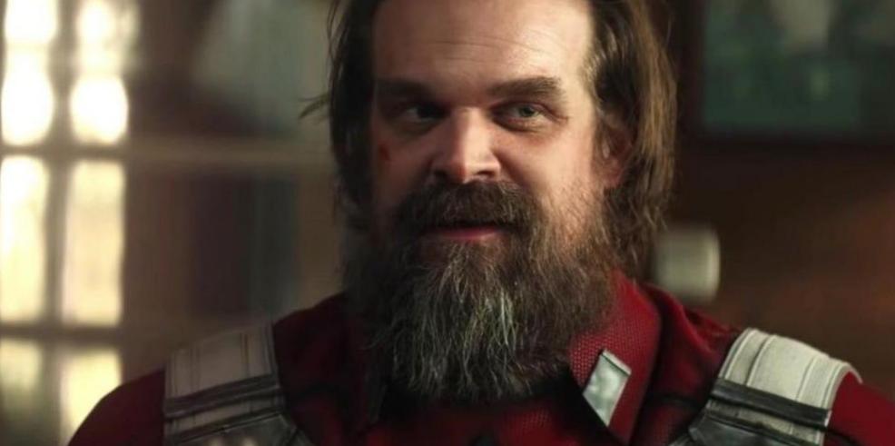 David Harbour a changé le look de Hopper dans Stranger Things 4 à cause de son personnage de Black Widow David Harbour a changé le look de Hopper dans Stranger Things 4 à cause de son personnage de Black Widow