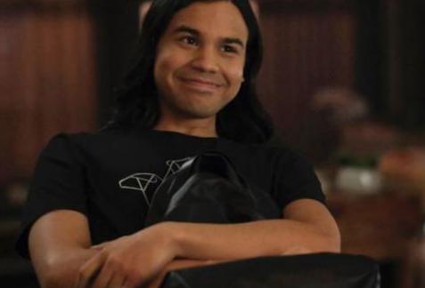 « The Flash » Cisco quitte dans un épisode mettant en vedette une scène de karaoké « Poker Face » « The Flash » Cisco quitte dans un épisode mettant en vedette une scène de karaoké « Poker Face »