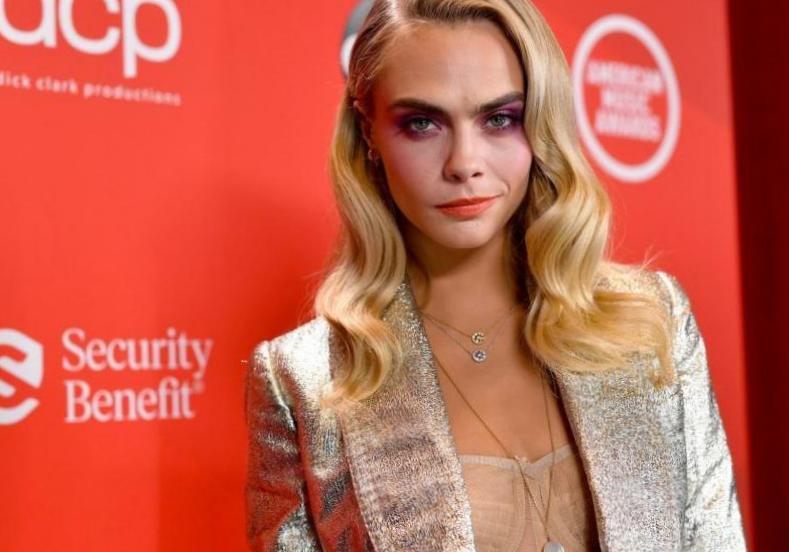 Cara Delevingne explique pourquoi elle a décidé de ne pas subir de chirurgie plastique Cara Delevingne explique pourquoi elle a décidé de ne pas subir de chirurgie plastique