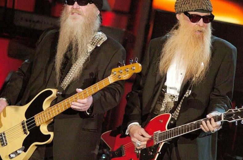 Flashback : ZZ Top trouve du « Tush » lors de l’intronisation au Rock Hall 2004 Flashback : ZZ Top trouve du « Tush » lors de l’intronisation au Rock Hall 2004