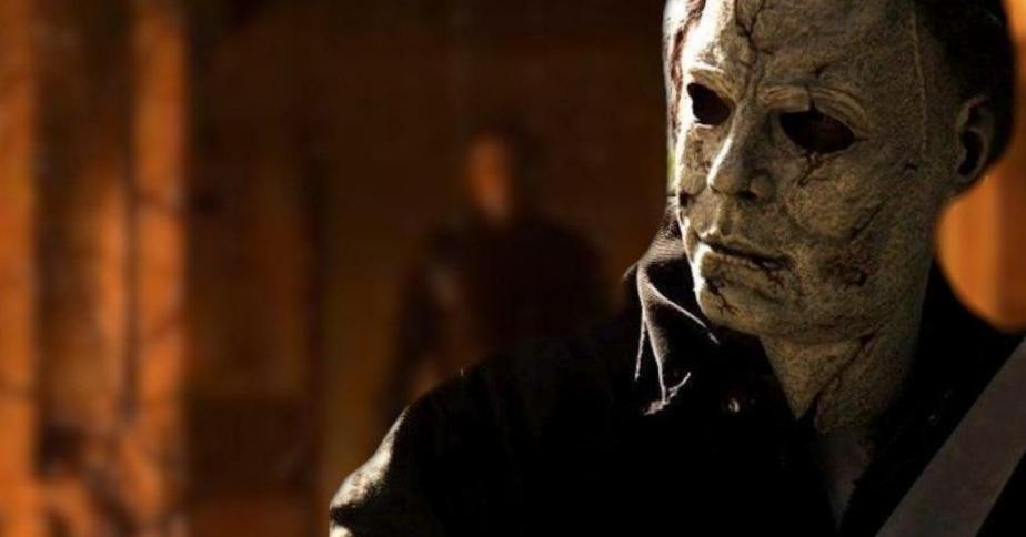 Un homme portant un masque d’Halloween Michael Myers placé en garde à vue par la police Un homme portant un masque d’Halloween Michael Myers placé en garde à vue par la police