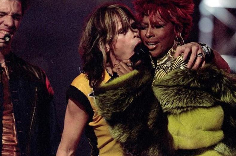 Flashback : Mary J. Blige Cameos à Aerosmith/’NSync 2001 Halftime Show Flashback : Mary J. Blige Cameos à Aerosmith/’NSync 2001 Halftime Show