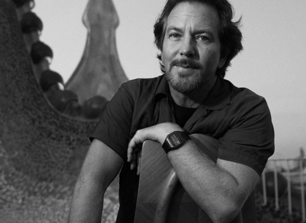 Eddie Vedder fixe la date de sortie de « Earthling » et partage le single « The Haves » Eddie Vedder fixe la date de sortie de « Earthling » et partage le single « The Haves »