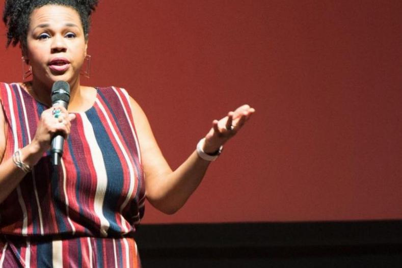 Qui est Desiree Burch ? Rencontrez le narrateur effronté de l’émission Qui est Desiree Burch ? Rencontrez le narrateur effronté de l’émission
