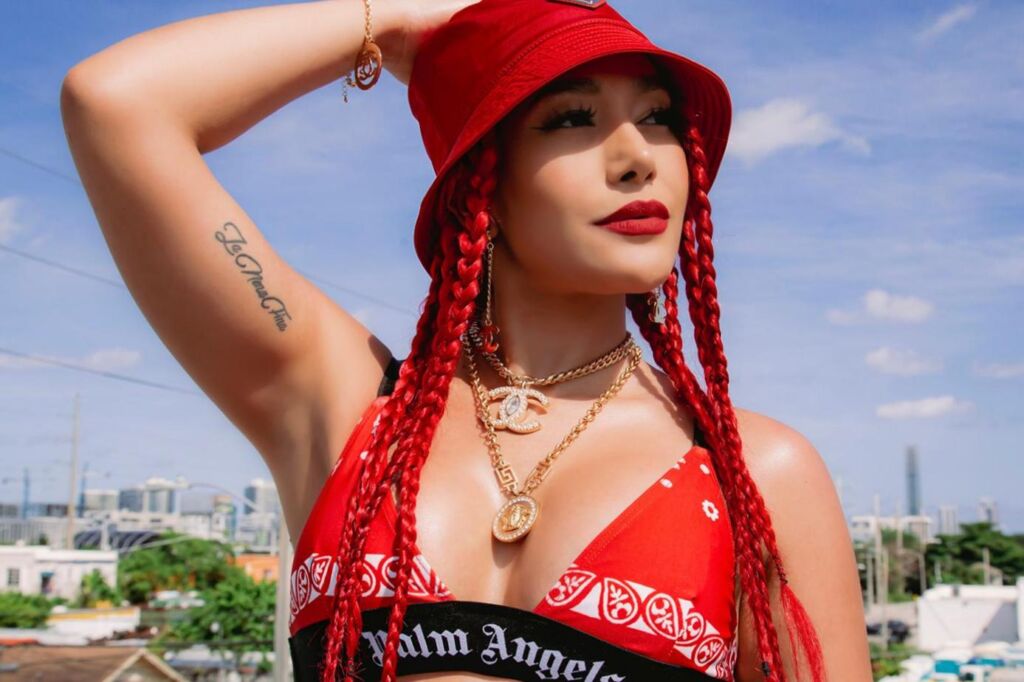 La rappeuse colombienne Farina sort « Adicta al Perreo » digne d’une danse