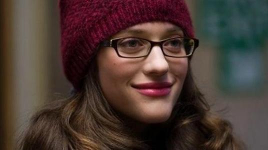WandaVision Star Kat Dennings partage Adroable Thor Throwback avec Chris Hemsworth