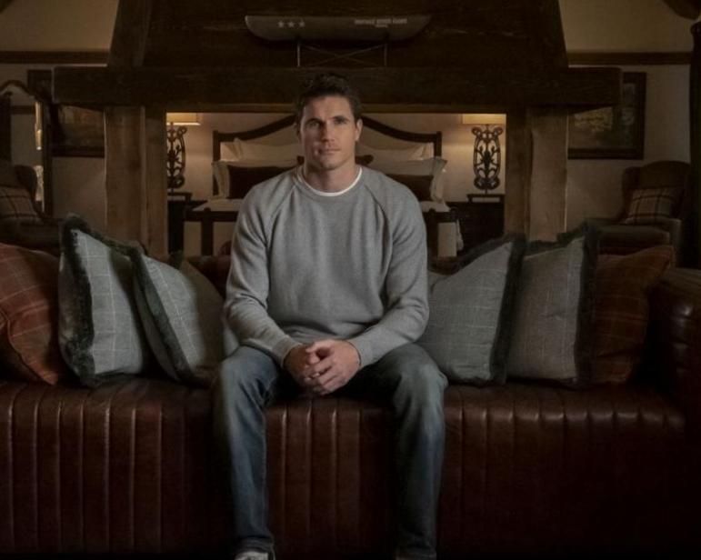Robbie Amell dit que ce n’est pas son cul que vous voyez sur ‘Upload’ Robbie Amell dit que ce n’est pas son cul que vous voyez sur ‘Upload’