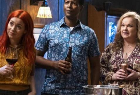 Resident Alien Recap Saison 2 Épisode 8 — Entretien avec Chris Sheridan Resident Alien Recap Saison 2 Épisode 8 — Entretien avec Chris Sheridan