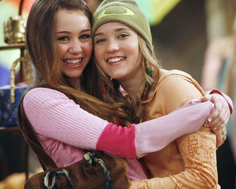 Tu peux répéter s’il te plait ? ! Miley Cyrus dit qu’elle et Emily Osment ne se sont pas toujours entendues dans les coulisses de ‘Hannah Montana’