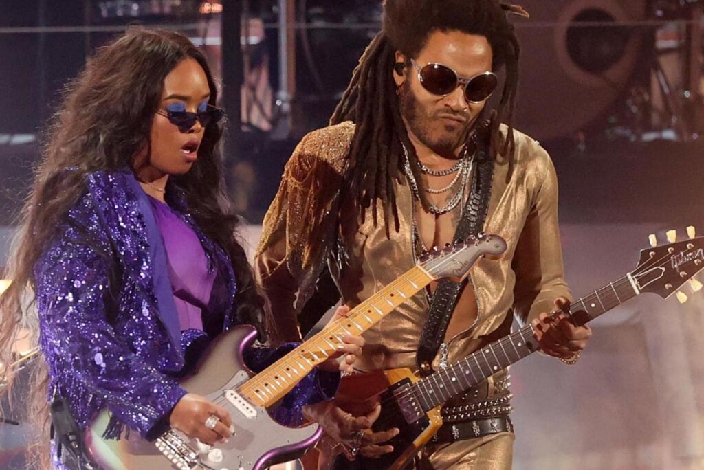 HER fait un mélange avec Lenny Kravitz et Travis Barker aux Grammys 2022 HER fait un mélange avec Lenny Kravitz et Travis Barker aux Grammys 2022